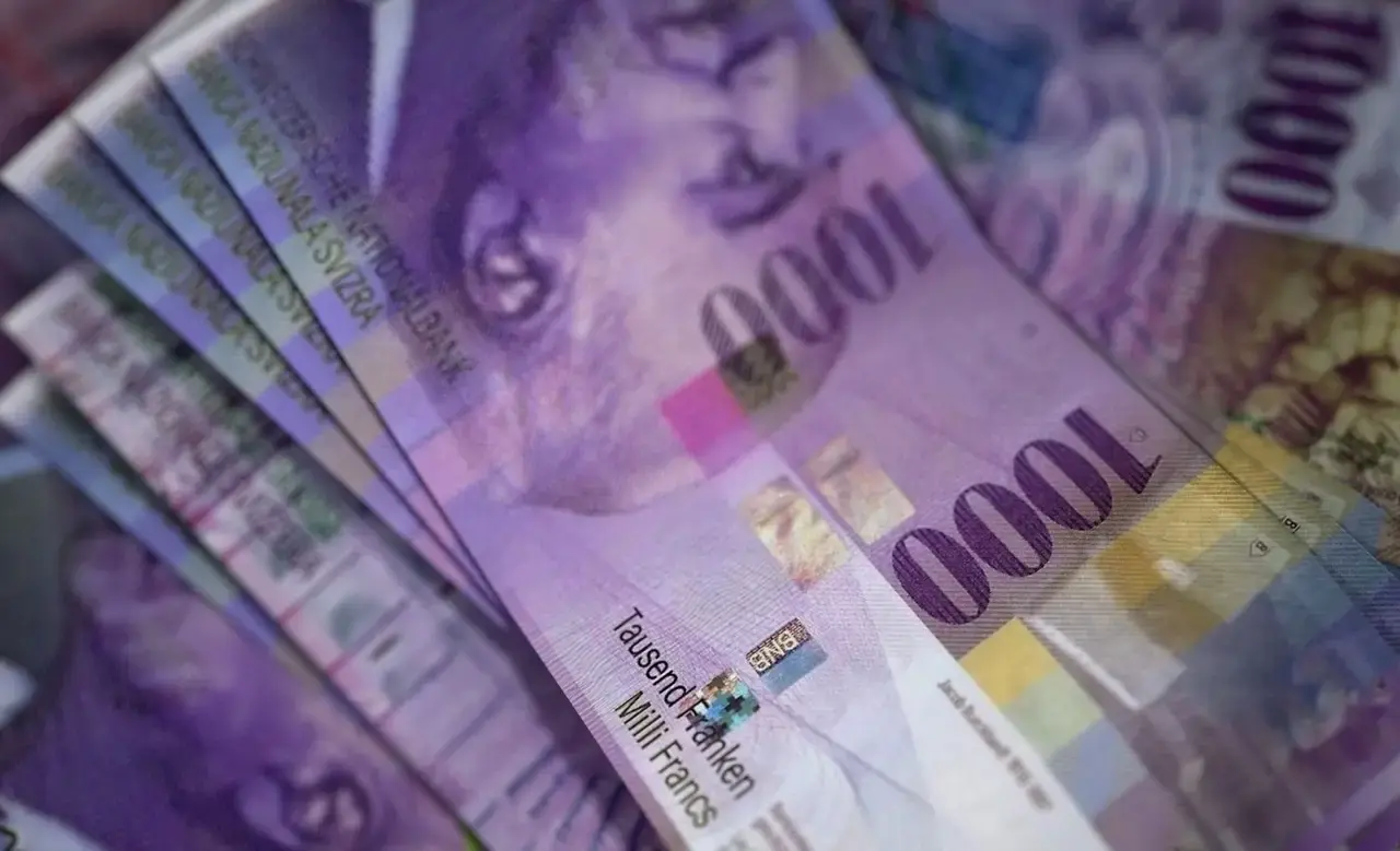 Парадокс Швейцарии в том, что активное печатание швейцарских франков не приводит к ожидаемому росту инфляции