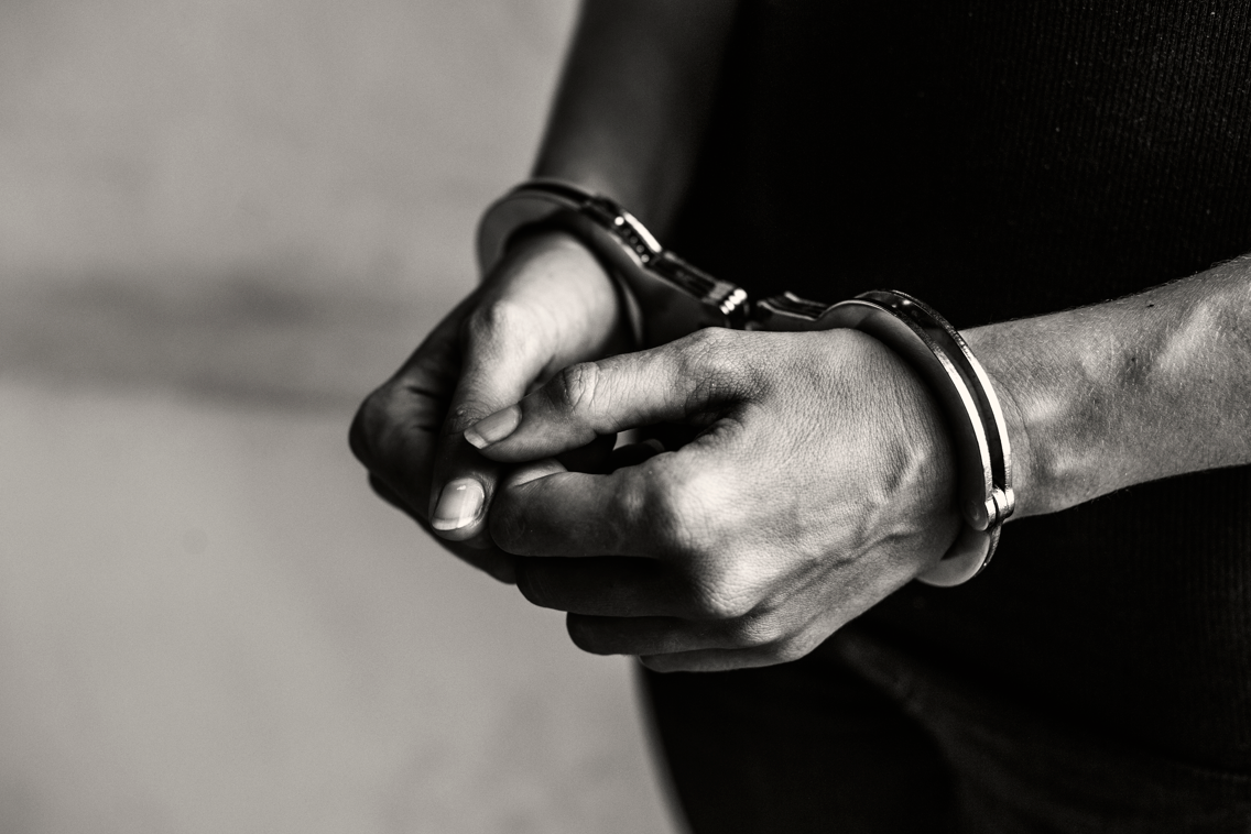 Многодетные отцы похитили девушку, ограбили ее и потребовали переписать на них дом