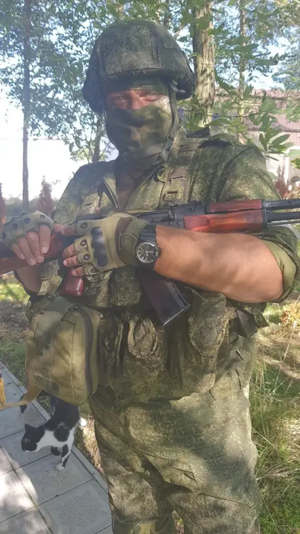 Бывший мэр Керчи, завершивший службу в зоне специальной военной операции, вернулся домой. Вместе с ним вернулся боевой кот.