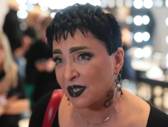 Представляешь, зрители так возмутились поступком Лолиты, что гнали её со сцены! 😱