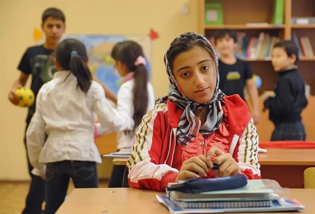 Демографическая яма россиян, и рост эмигрантов в России..