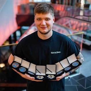 Фанатка Александра "s1mple" Костылева встретила его спустя 10 лет