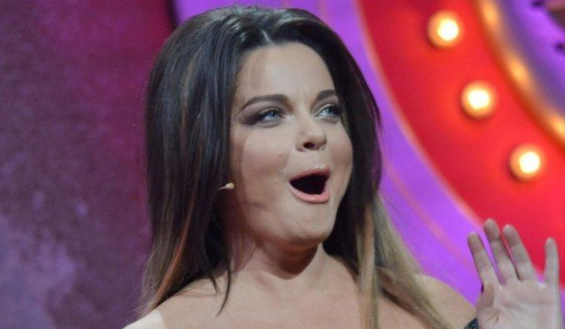 Певица Королева, представляешь, устроила стриптиз прямо на яхте! Никакого стыда, никакой совести!