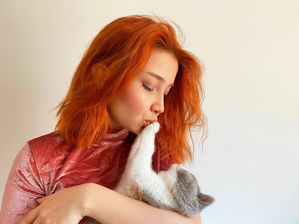 Почему кошки топчут людей?