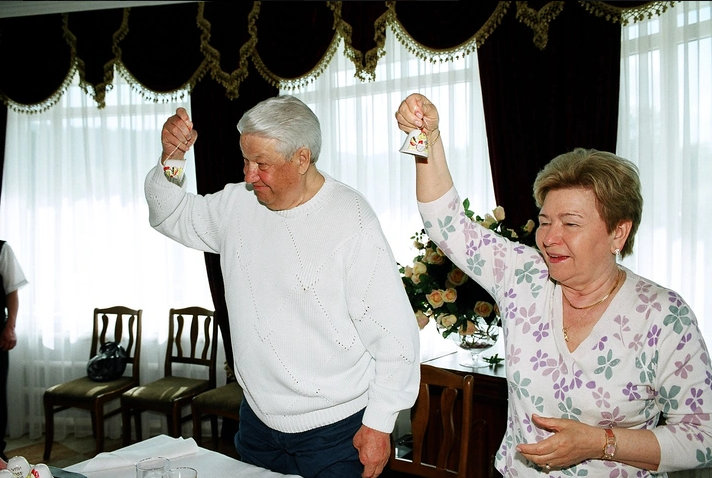 Плакала от счастья. Внучка назвала 31 декабря 1999 года самым счастливым днём для Наины Ельциной