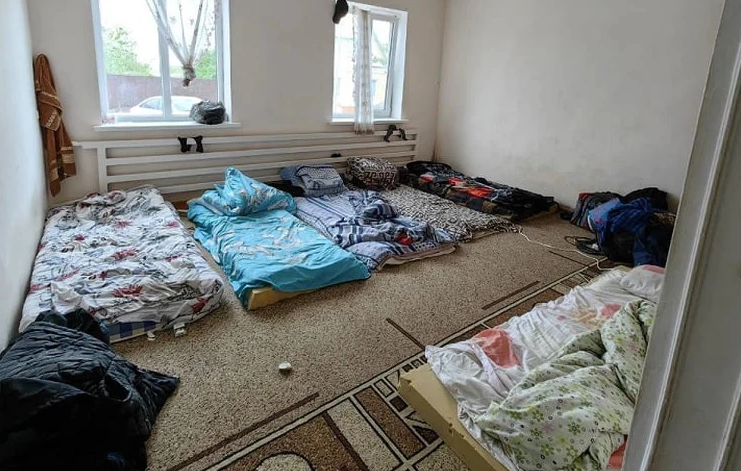 Боже мой, представь! Этот старичок, ему же 73 года, превратил людей в рабов на своей ферме! Десять человек!