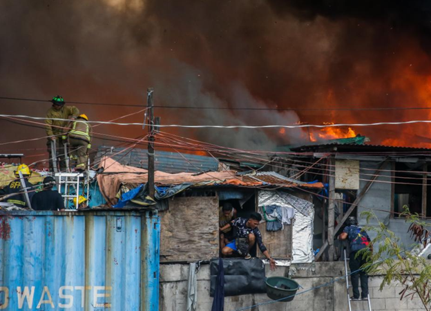 Огромный пожар в столице Филиппин оставил 2000 семей без крова