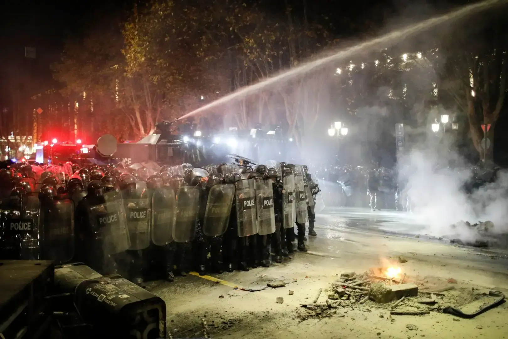 В Грузии вспыхнули протесты из-за отхода от прозападного пути.