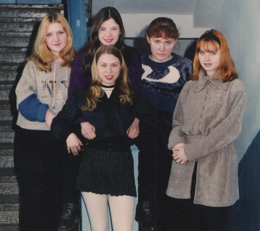 Как одевались девушки в 90-х (прикладываю фото)