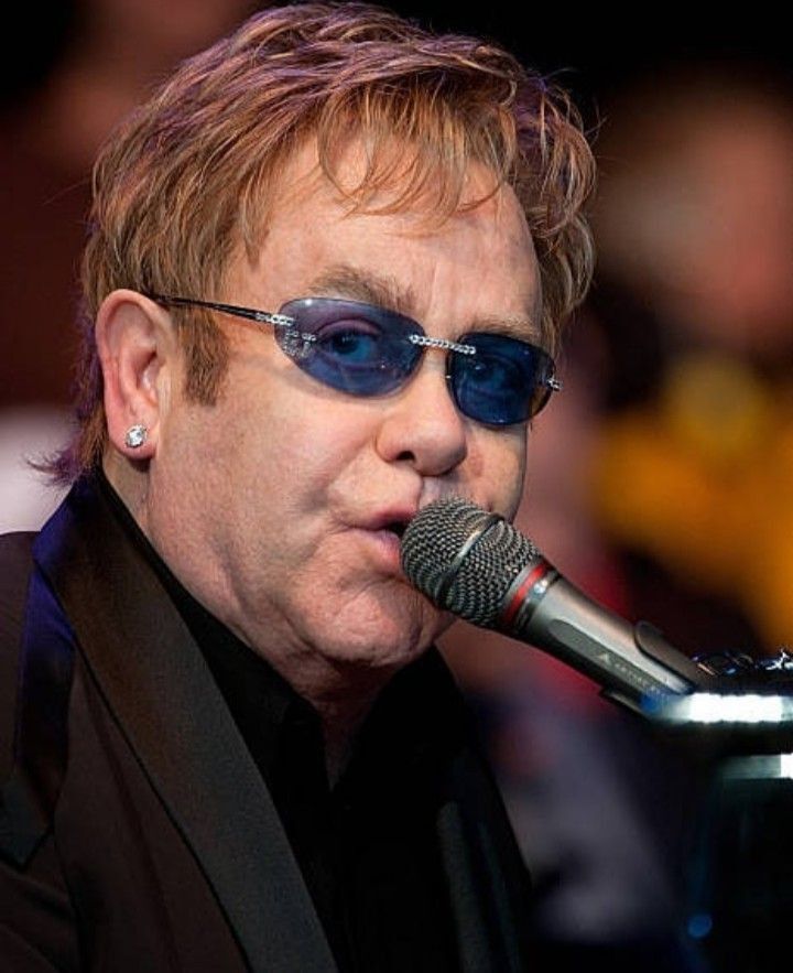 Прощай, сцена? Британский певец Элтон Джон заявил, что полностью потерял зрение