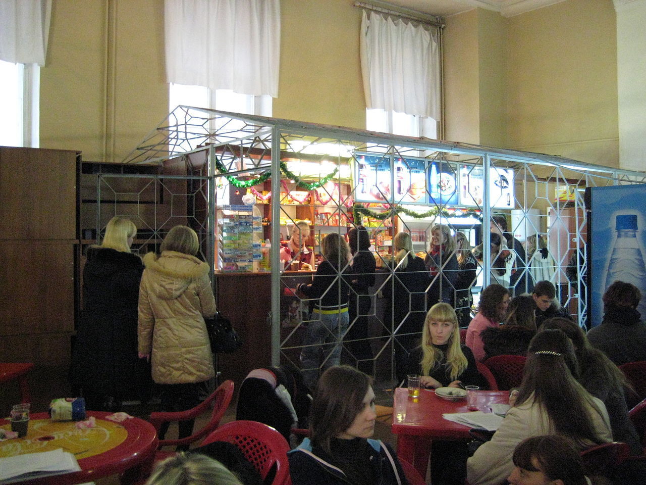 Болтали про соседа азербайджанца девушки. Обсуждали о его житье да бытье. Я спросил, а он, азербайджанец тоже их обсуждает?