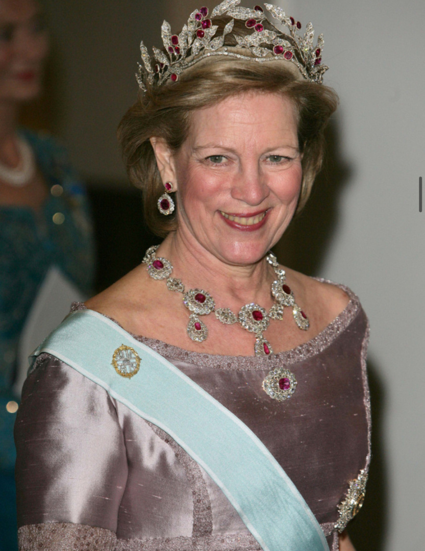 20 ослепительных тиар с рубинами и гранатами, которые покорят ваше сердце