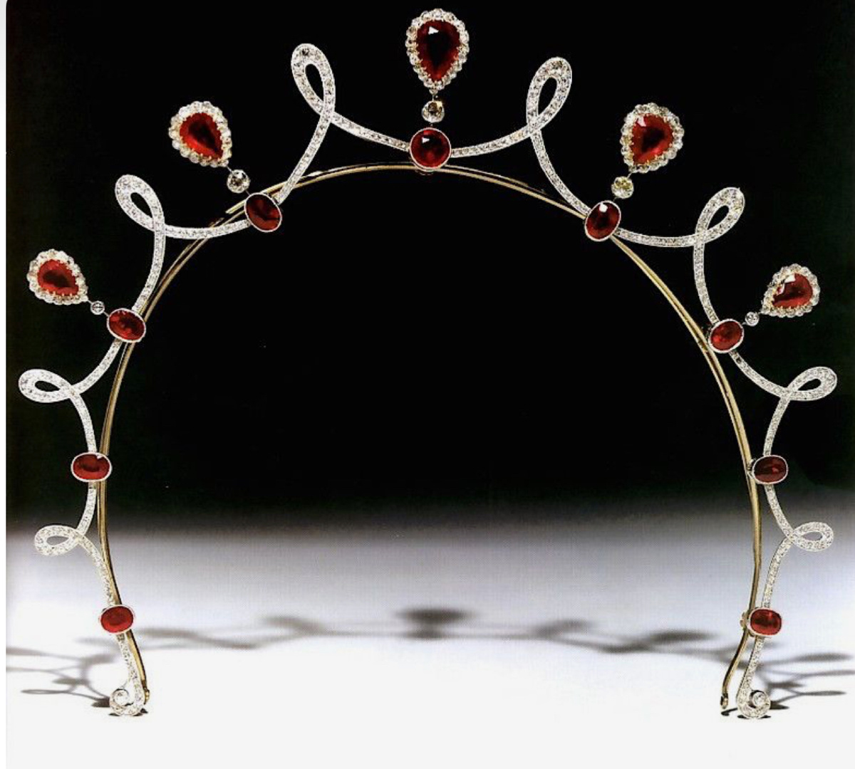 20 ослепительных тиар с рубинами и гранатами, которые покорят ваше сердце