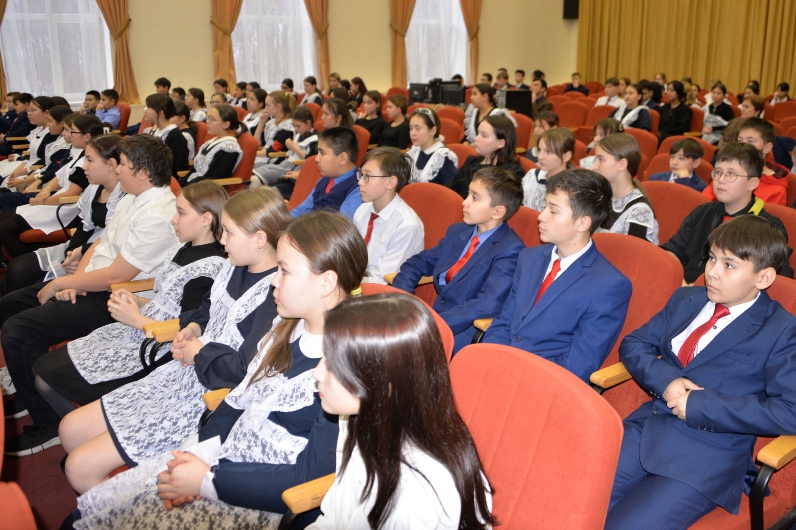 В Башкортостане начальник академии Росгвардии генерал-майор Андрей Кийко провел профориентационное занятие с гимназистами