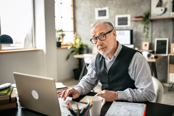 Как решить проблему трудоустройства пожилых и каковы перспективы их востребованности на рынке труда?