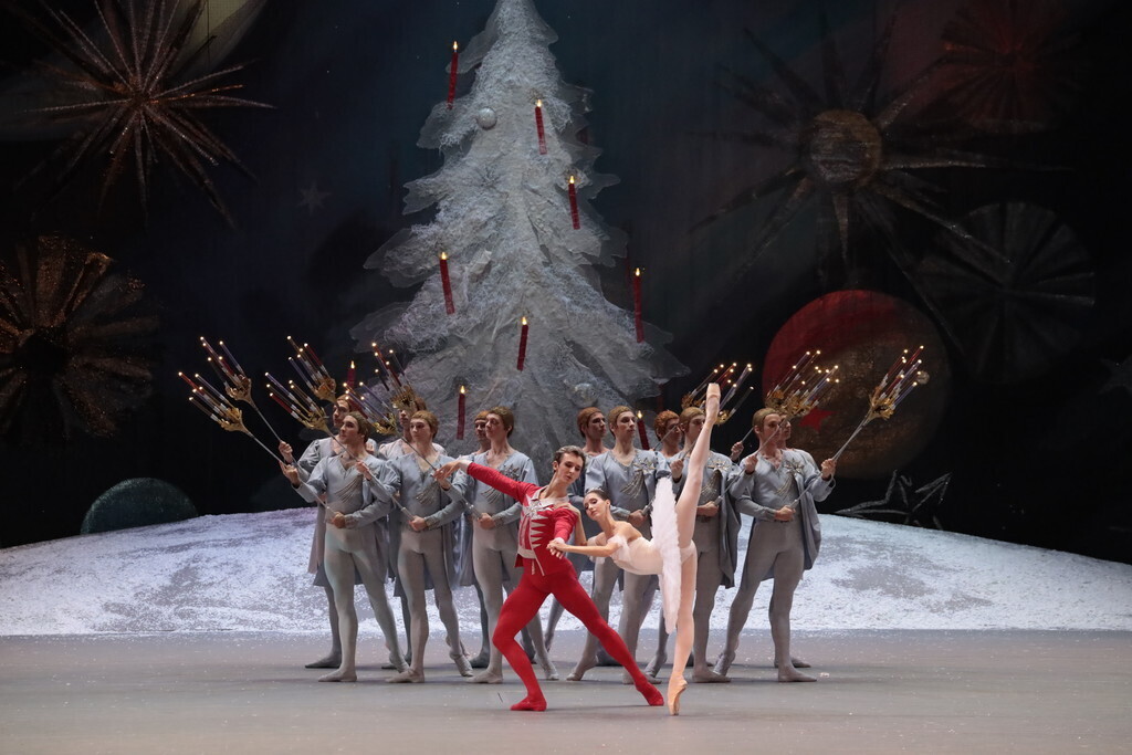 Торги длились 14 часов. Два билета на балет «Щелкунчик» продали за 400,000 рублей