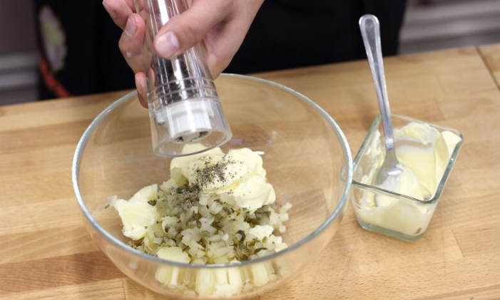 Вкусный салат с картофелем, лососем и майонезом