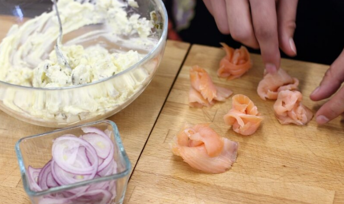 Вкусный салат с картофелем, лососем и майонезом