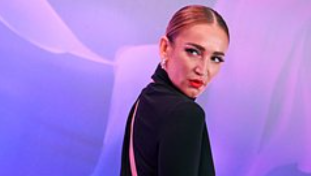 Представляешь?! Бузова рассказала, как она прямо на концерте по лицу получила! Вот это да! 😲