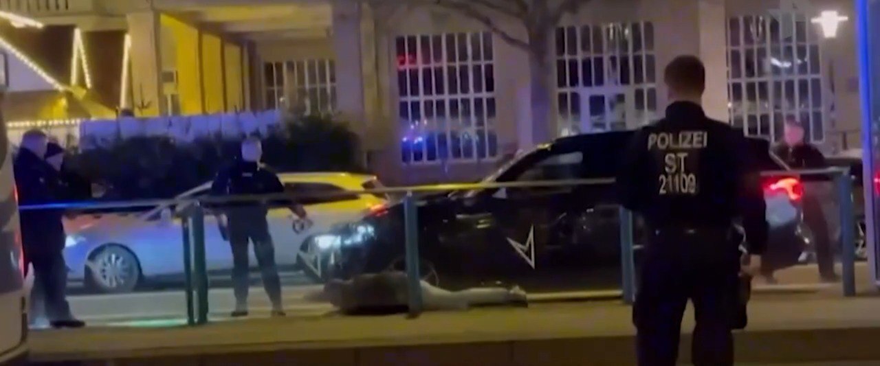 В Магдебурге автомобиль протаранил толпу на рождественской ярмарке.