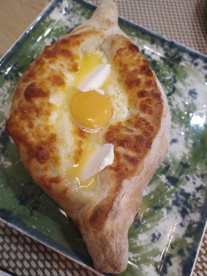 Вкуснейшие хинкали, самый вкусный хачапури, наверное вкуснейший на побережье) Если будете в Сочи, а точнее на Имеретинском курорте, посетите La Luna)