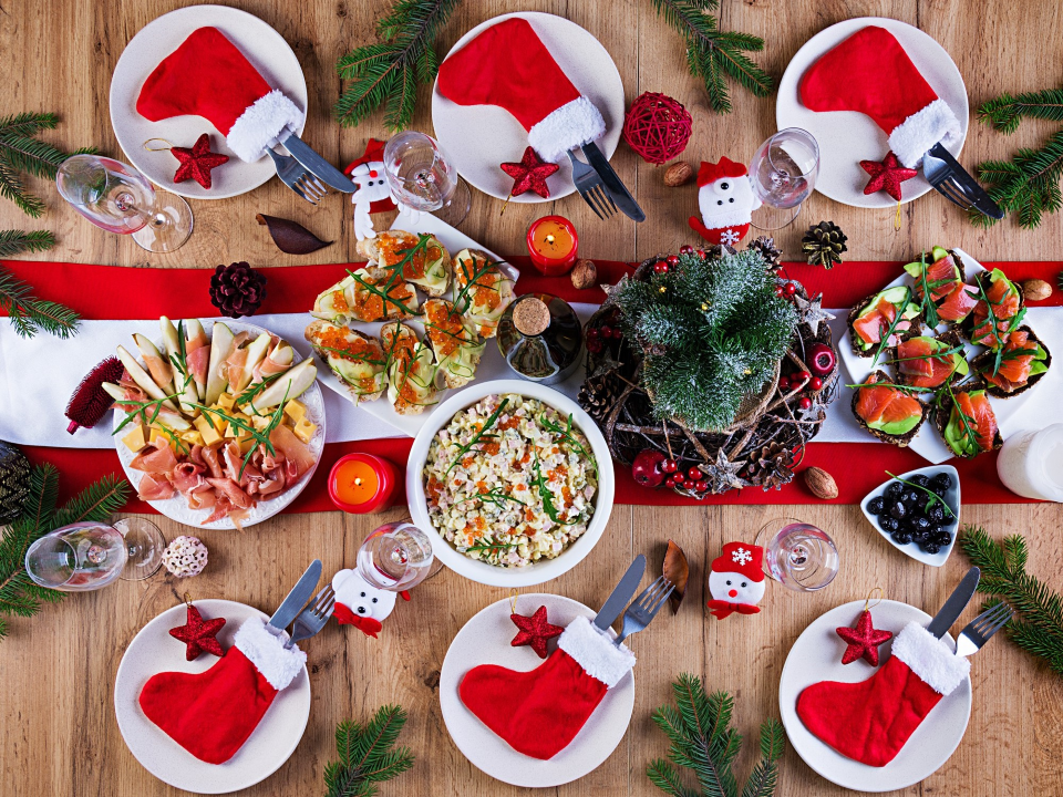 Как привлечь удачу в дом, правильно накрыв праздничный стол на Новый год Деревянной Змеи