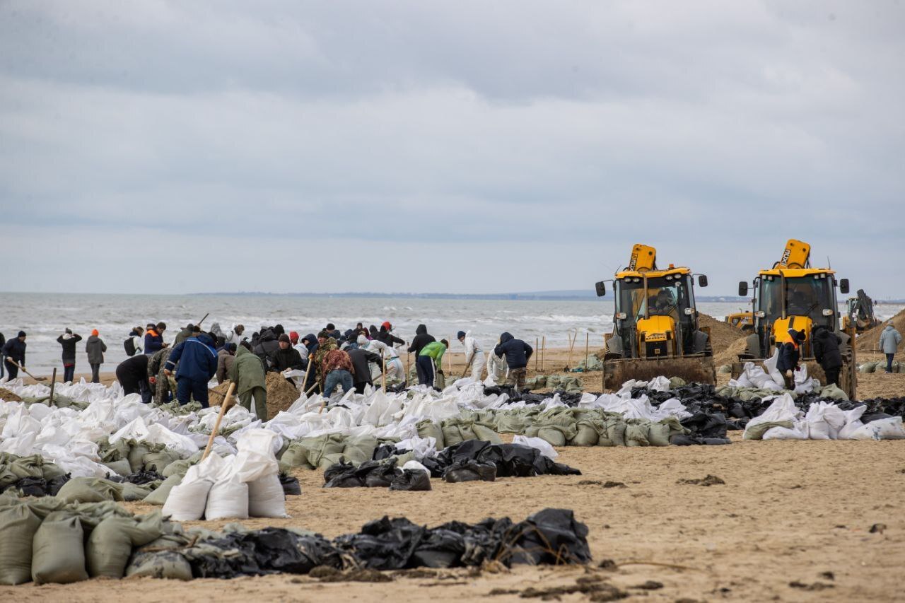 Репортаж с Черноморского побережья: как Анапа борется с экологическим бедствием. Боль, трудности и последствия ЧП