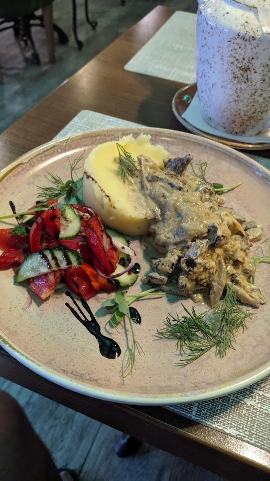 Если вы собираетесь в Адлер, не забудьте о Vstreche)) Хороший ресторан в самом центре Адлера