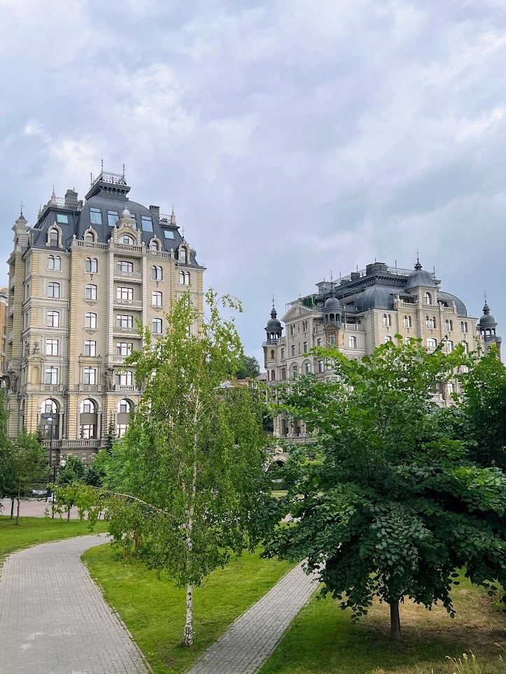 Кремлёвская набережная в Казани! Локация с множеством лавочек и скамеек)) Хорошее место для прогулок, занятий спортом)