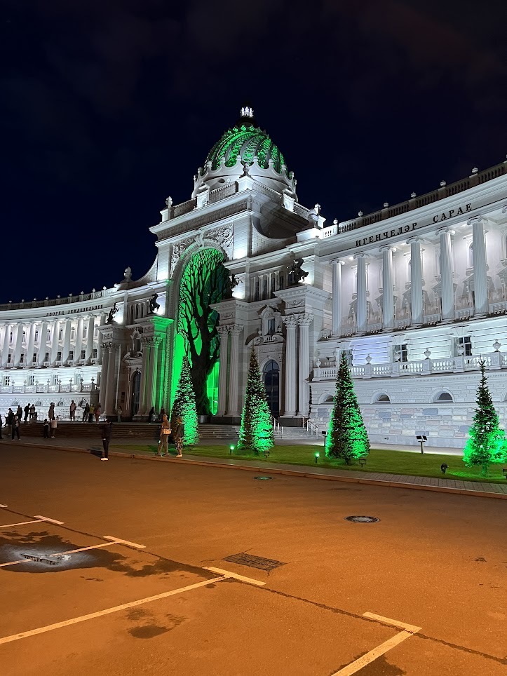 Кремлёвская набережная в Казани! Локация с множеством лавочек и скамеек)) Хорошее место для прогулок, занятий спортом)