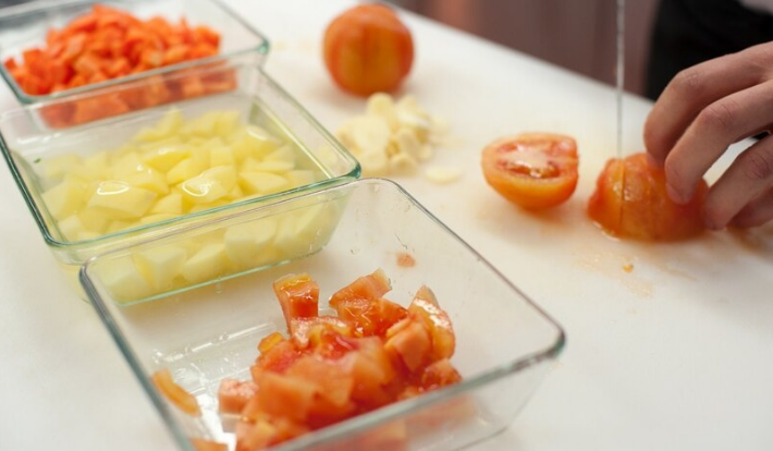 Кролик с овощами, тушенными в красном вине