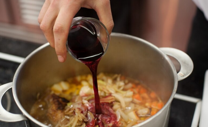 Кролик с овощами, тушенными в красном вине