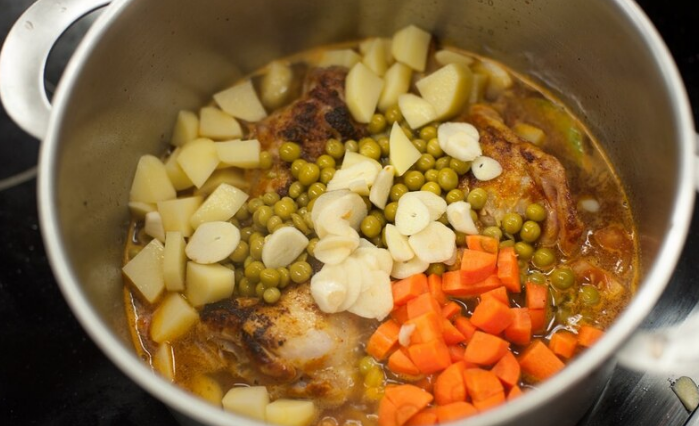 Кролик с овощами, тушенными в красном вине