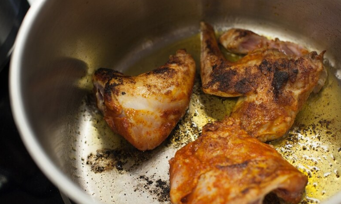 Кролик с овощами, тушенными в красном вине