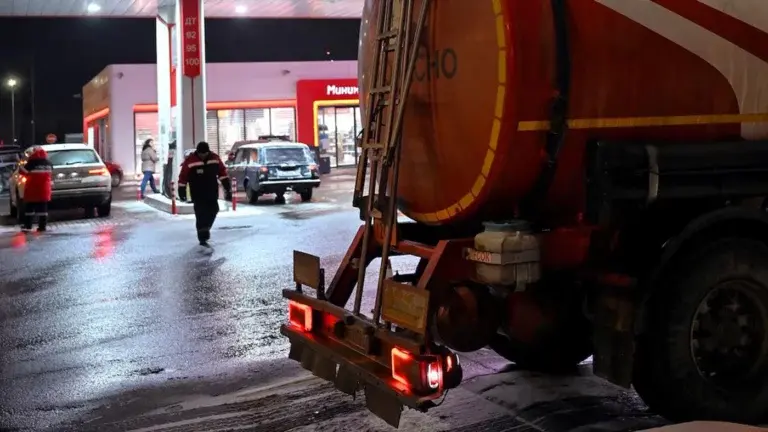 Цены будут стремиться к 120 рублям»: эксперты ждут значительного подорожания бензина.Какими прогнозируют цены на бензин в 2025 году