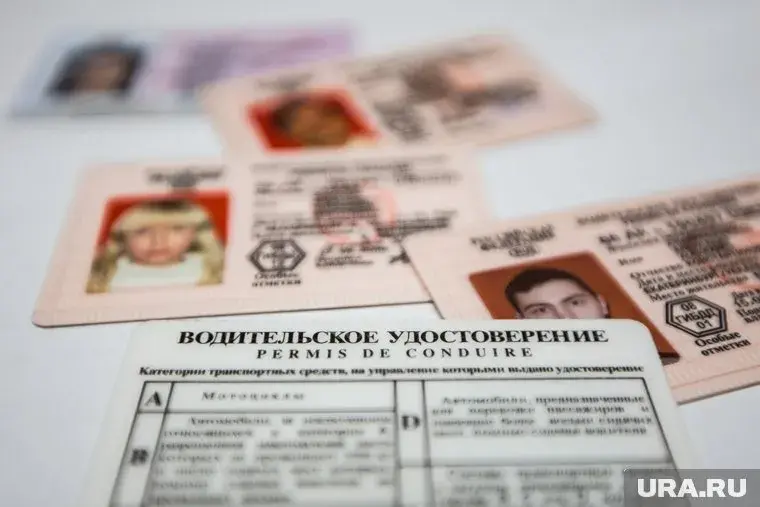 Кому пора менять водительское удостоверение