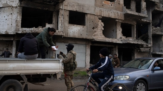 Сирия. Облава в городе Хомс. Жителей просят не выходить на улицу