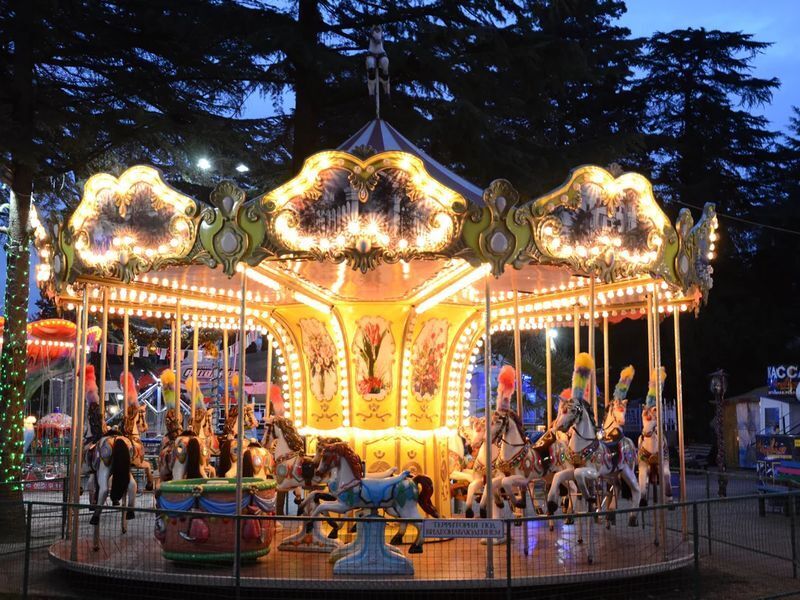 Если соберетесь в Сочи, то загляните в парк Ривьера, особенно если скучаете по временам СССР))