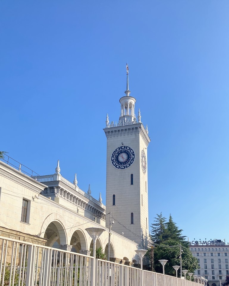 Если соберетесь в Сочи, то загляните в парк Ривьера, особенно если скучаете по временам СССР))