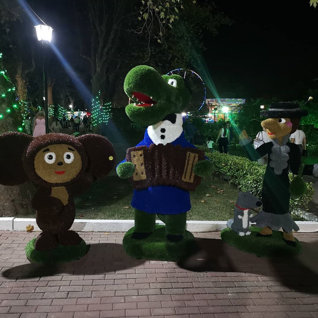 Если соберетесь в Сочи, то загляните в парк Ривьера, особенно если скучаете по временам СССР))