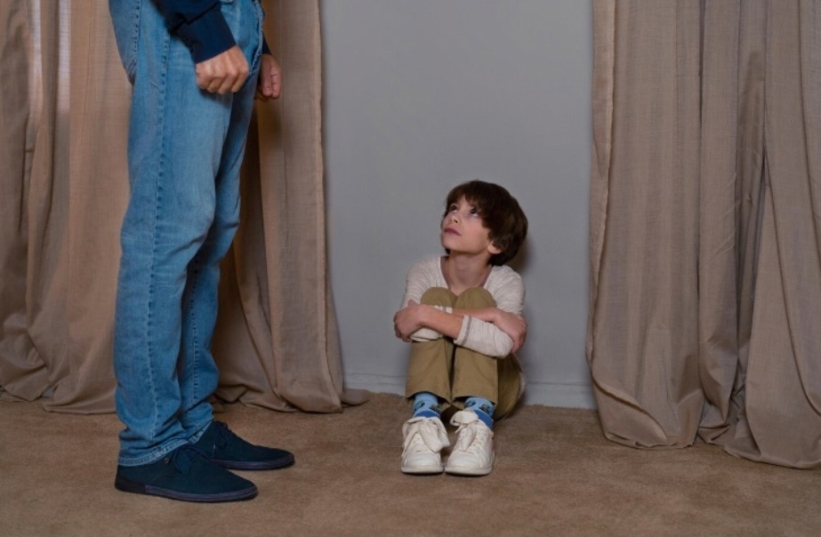 Бежал, куда глаза глядят. Что стало с 12-летним мальчиком, которого покалечил отчим в Кузбассе