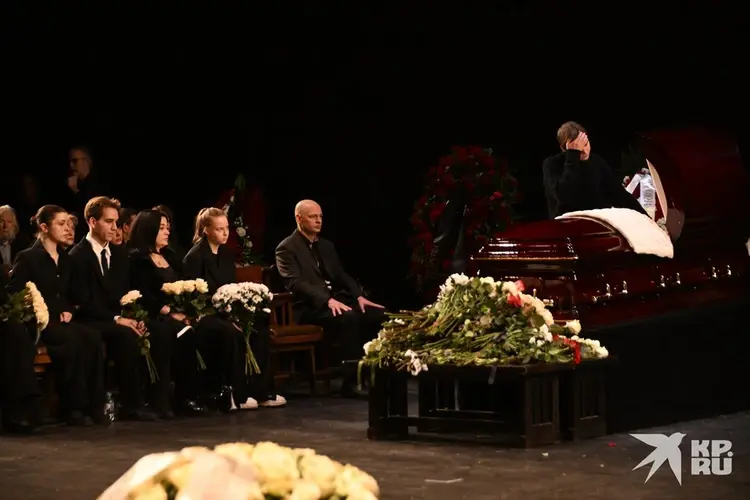 Дети Евгении Добровольской. Как складывается их судьба?