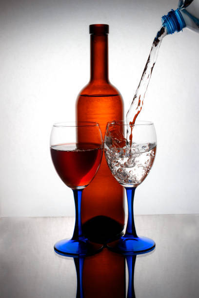 Новые подходы в борьбе с паленой водкой: стимулировать граждан за сообщения о нелегальном спиртном