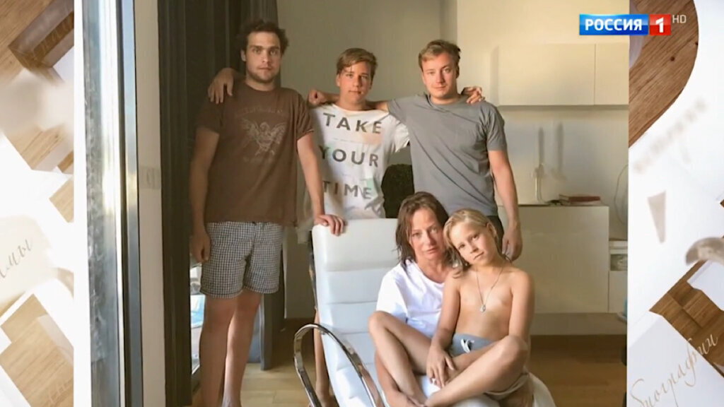 Дети Евгении Добровольской. Как складывается их судьба?