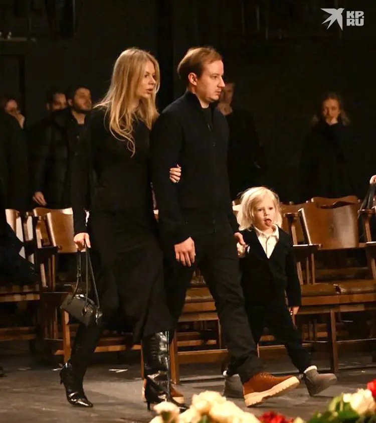 Дети Евгении Добровольской. Как складывается их судьба?