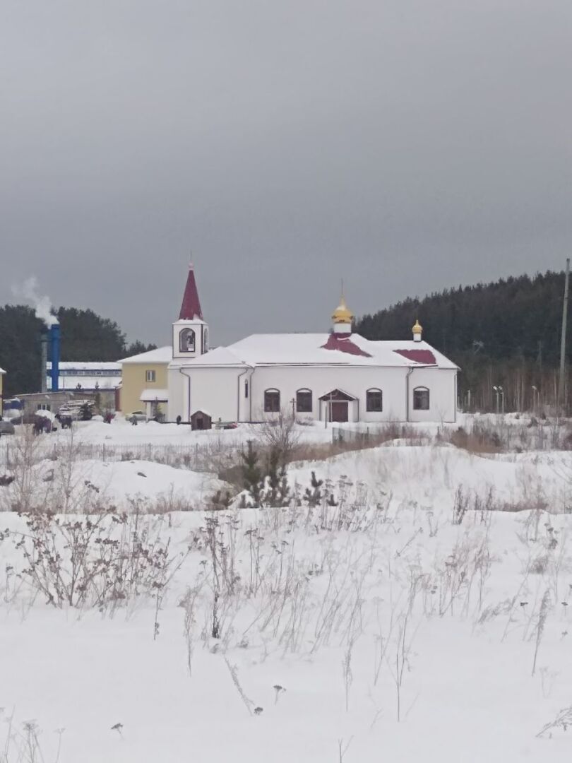 Зачем люди набирают святую крещенскую воду бочками? Куда им столько?