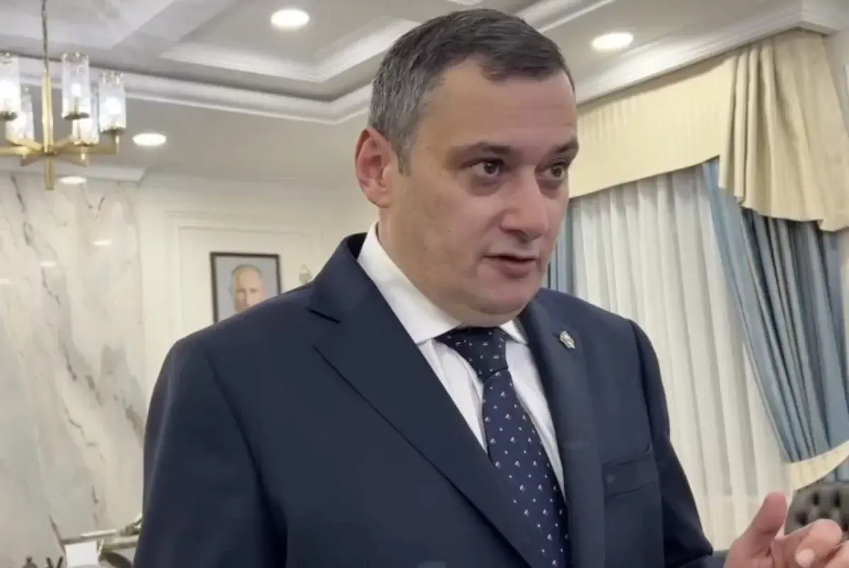 Возмущение Александра Хинштейна: Чиновница в отпуске во время заседания правительства. А Вы осуждаете действия чиновницы ?