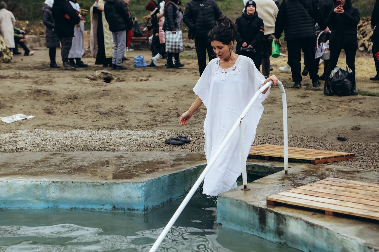 Журналистка Анна Герцовская окунулась в Крещенскую купель на линии фронта