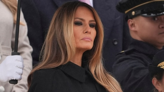 Мелания Трамп стремится переосмыслить роль первой леди. Ее амбиции, превосходящие традиционные ожидания.