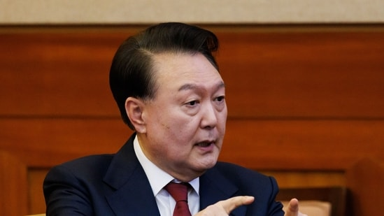 Южнокорейские следователи просят прокуроров предъявить Юну обвинение в мятеже и злоупотреблении властью